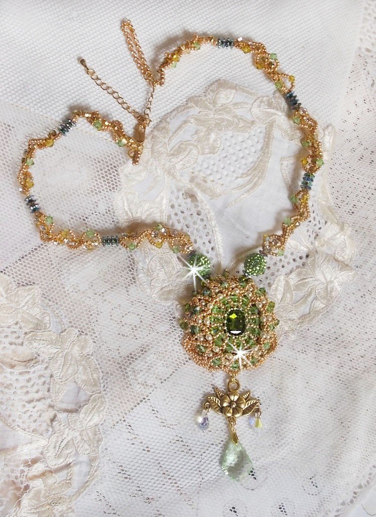 Garden Party halskjede brodert med en Green Bohemian Crystal, Swarovski perler og Miyuki frø perler