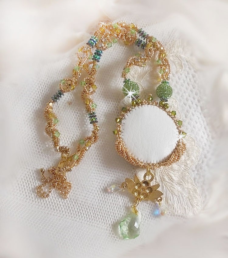 Garden Party halskjede brodert med en Green Bohemian Crystal, Swarovski perler og Miyuki frø perler