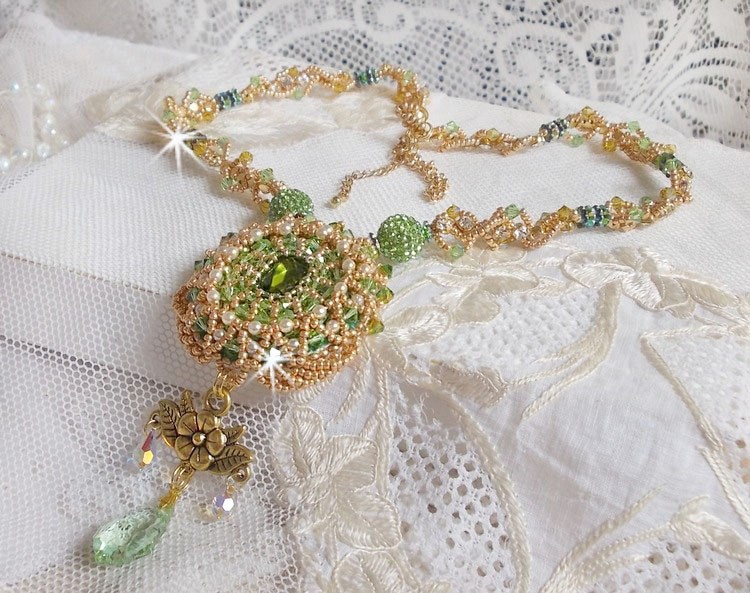Garden Party halskjede brodert med en Green Bohemian Crystal, Swarovski perler og Miyuki frø perler