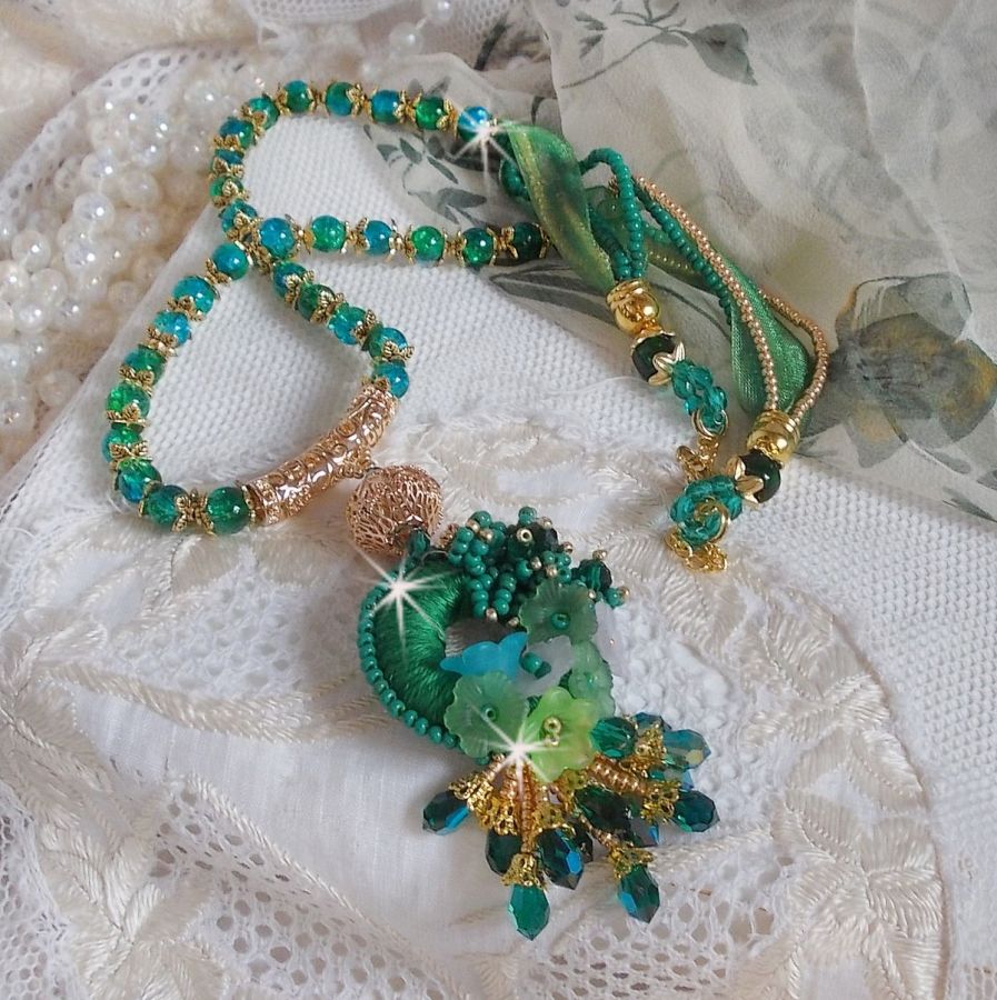 Green Iris halskjede brodert med smaragdgrønn DMC-bomull, Swarovski-krystaller, harpiksperler og frøperler
