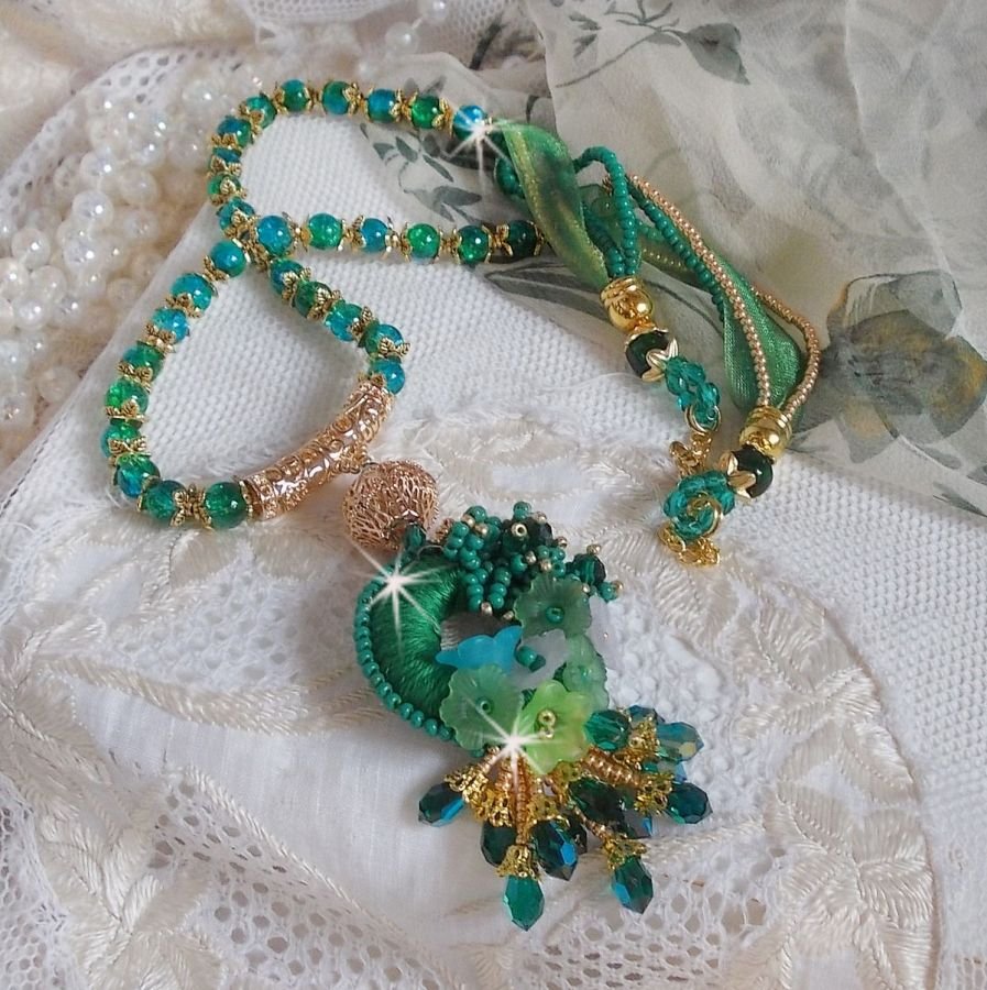 Green Iris halskjede brodert med smaragdgrønn DMC-bomull, Swarovski-krystaller, harpiksperler og frøperler