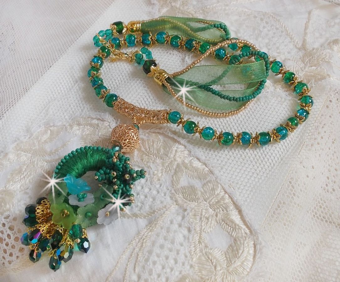 Green Iris halskjede brodert med smaragdgrønn DMC-bomull, Swarovski-krystaller, harpiksperler og frøperler