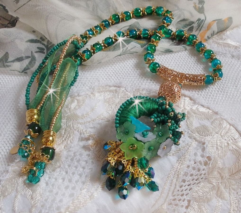 Green Iris halskjede brodert med smaragdgrønn DMC-bomull, Swarovski-krystaller, harpiksperler og frøperler