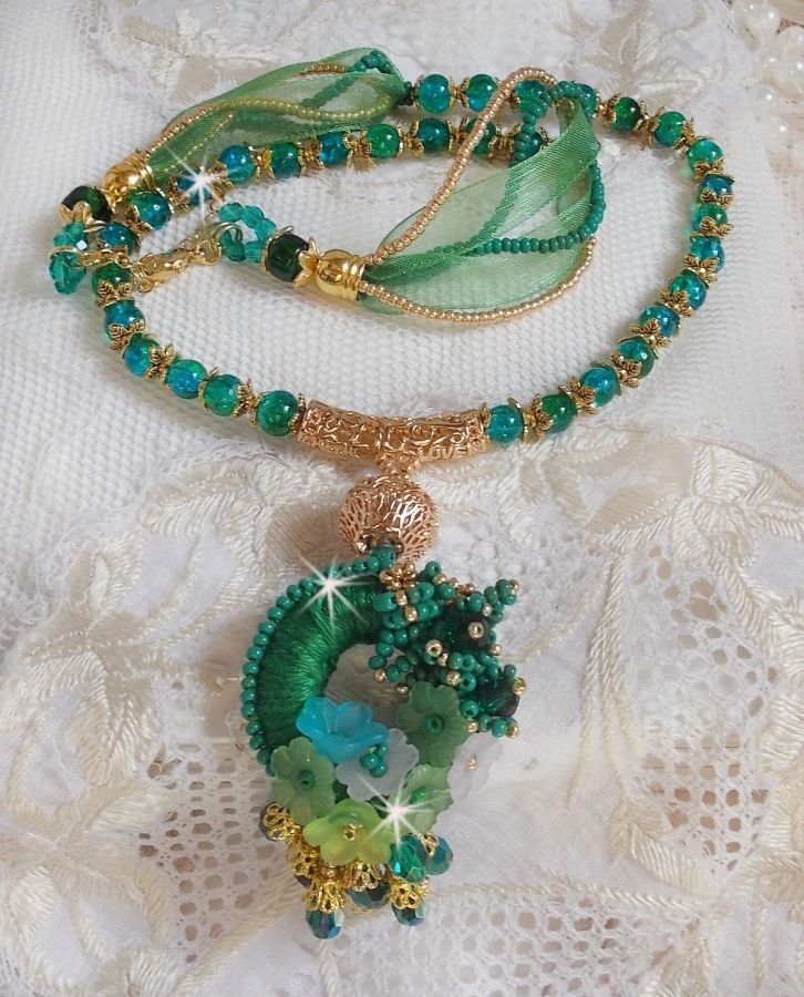 Green Iris halskjede brodert med smaragdgrønn DMC-bomull, Swarovski-krystaller, harpiksperler og frøperler