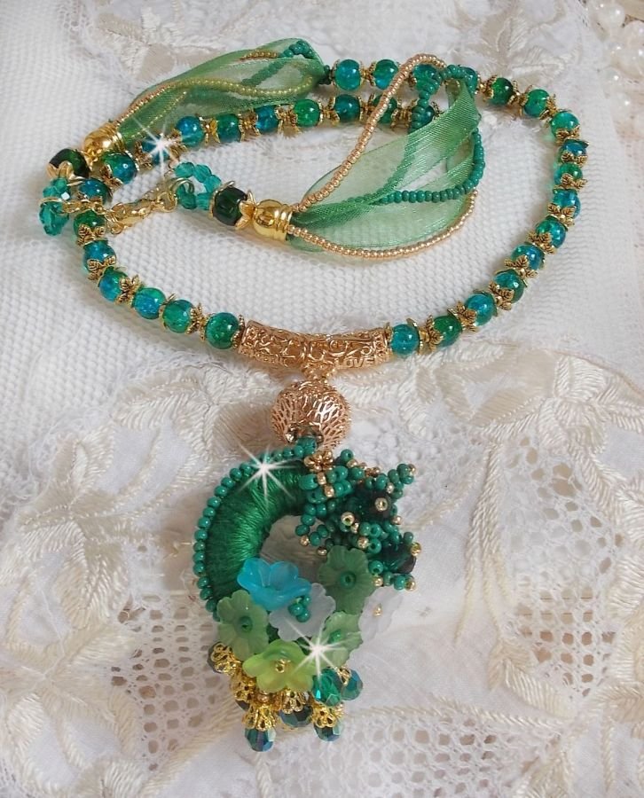 Green Iris halskjede brodert med smaragdgrønn DMC-bomull, Swarovski-krystaller, harpiksperler og frøperler