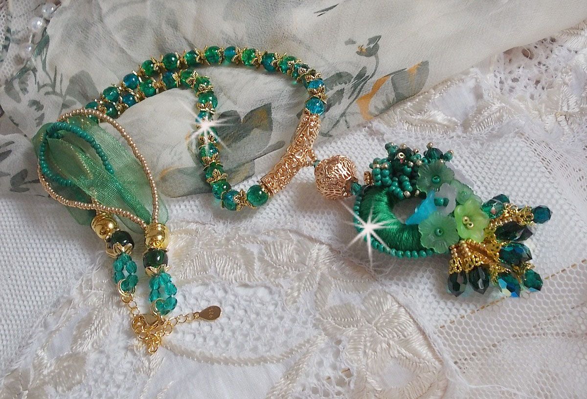 Green Iris halskjede brodert med smaragdgrønn DMC-bomull, Swarovski-krystaller, harpiksperler og frøperler
