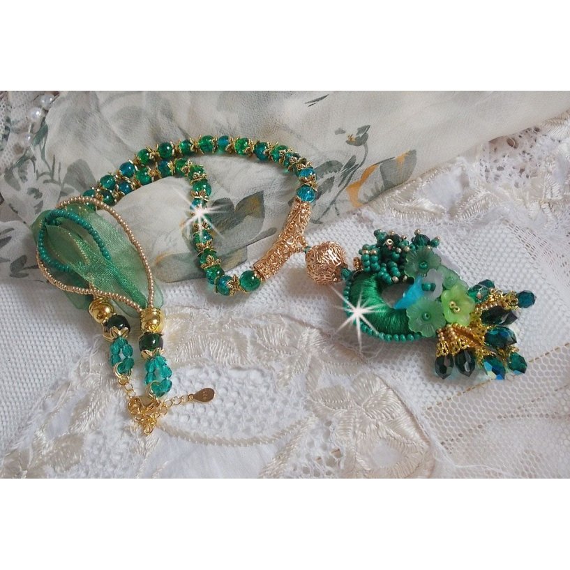 Green Iris halskjede brodert med smaragdgrønn DMC-bomull, Swarovski-krystaller, harpiksperler og frøperler