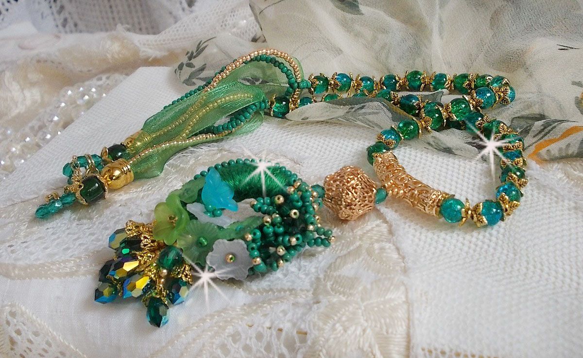 Green Iris halskjede brodert med smaragdgrønn DMC-bomull, Swarovski-krystaller, harpiksperler og frøperler