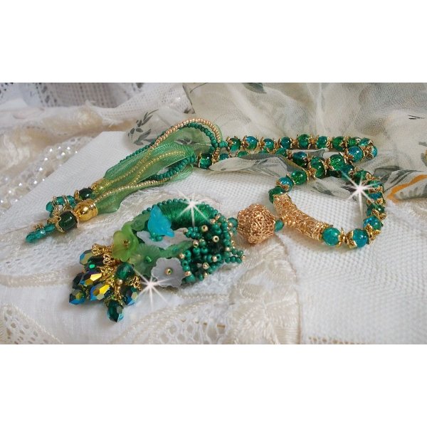 Green Iris halskjede brodert med smaragdgrønn DMC-bomull, Swarovski-krystaller, harpiksperler og frøperler
