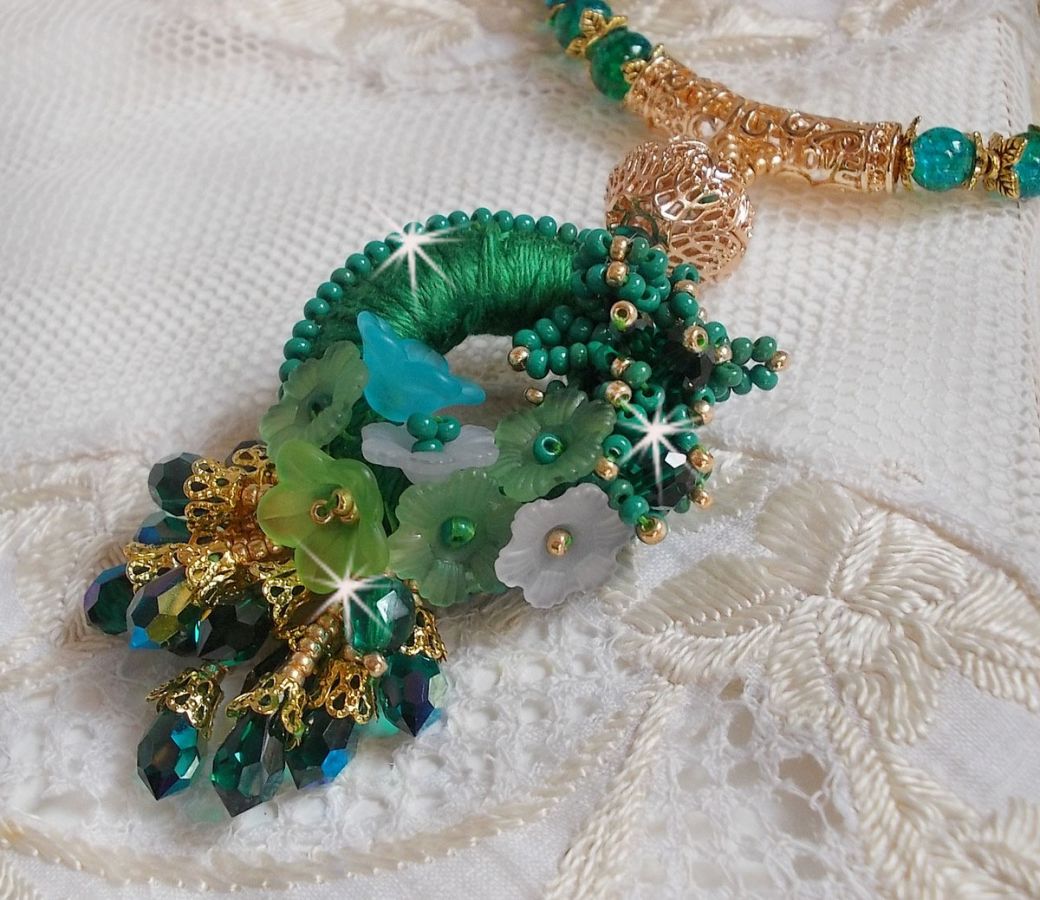 Green Iris halskjede brodert med smaragdgrønn DMC-bomull, Swarovski-krystaller, harpiksperler og frøperler