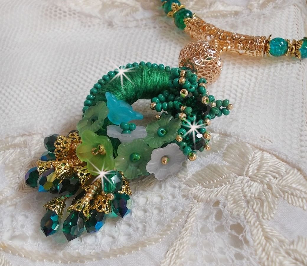 Green Iris halskjede brodert med smaragdgrønn DMC-bomull, Swarovski-krystaller, harpiksperler og frøperler