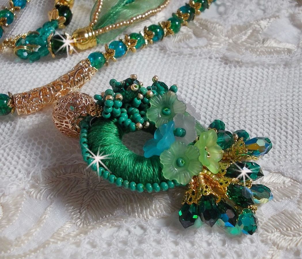 Green Iris halskjede brodert med smaragdgrønn DMC-bomull, Swarovski-krystaller, harpiksperler og frøperler