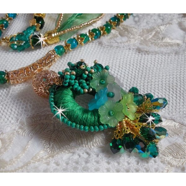 Green Iris halskjede brodert med smaragdgr&oslash;nn DMC-bomull, Swarovski-krystaller, harpiksperler og fr&oslash;perler