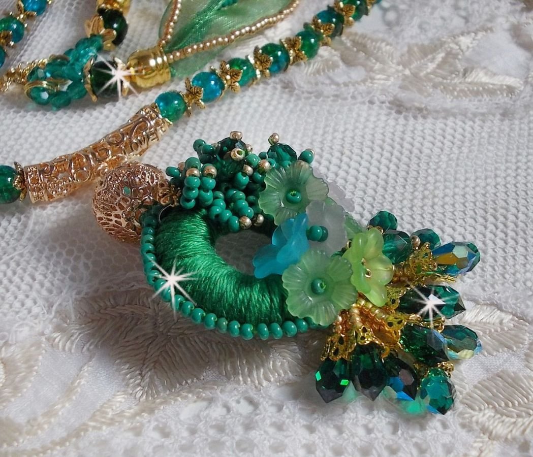 Green Iris halskjede brodert med smaragdgrønn DMC-bomull, Swarovski-krystaller, harpiksperler og frøperler