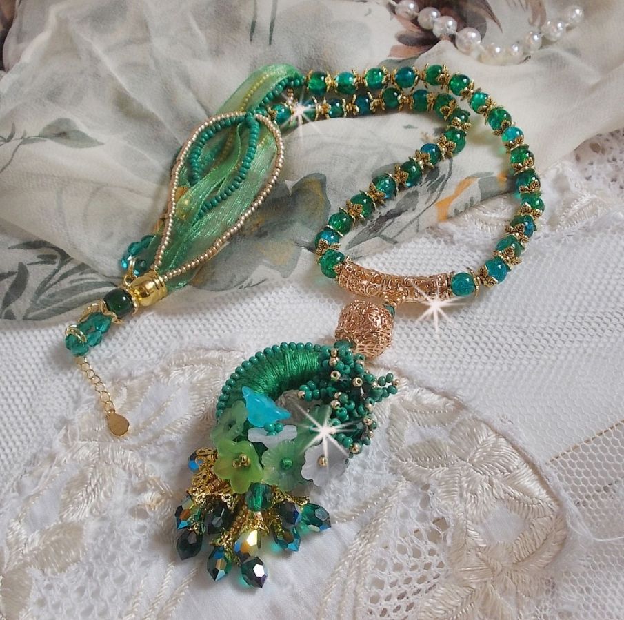 Green Iris halskjede brodert med smaragdgrønn DMC-bomull, Swarovski-krystaller, harpiksperler og frøperler
