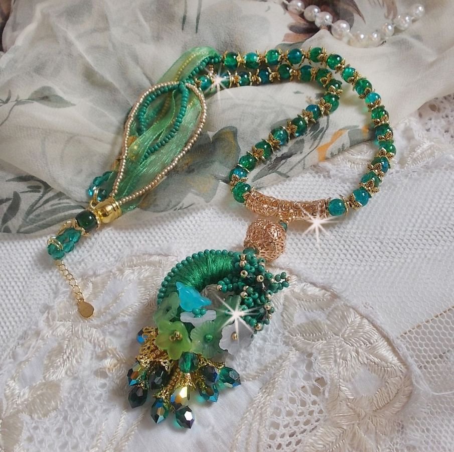 Green Iris halskjede brodert med smaragdgrønn DMC-bomull, Swarovski-krystaller, harpiksperler og frøperler