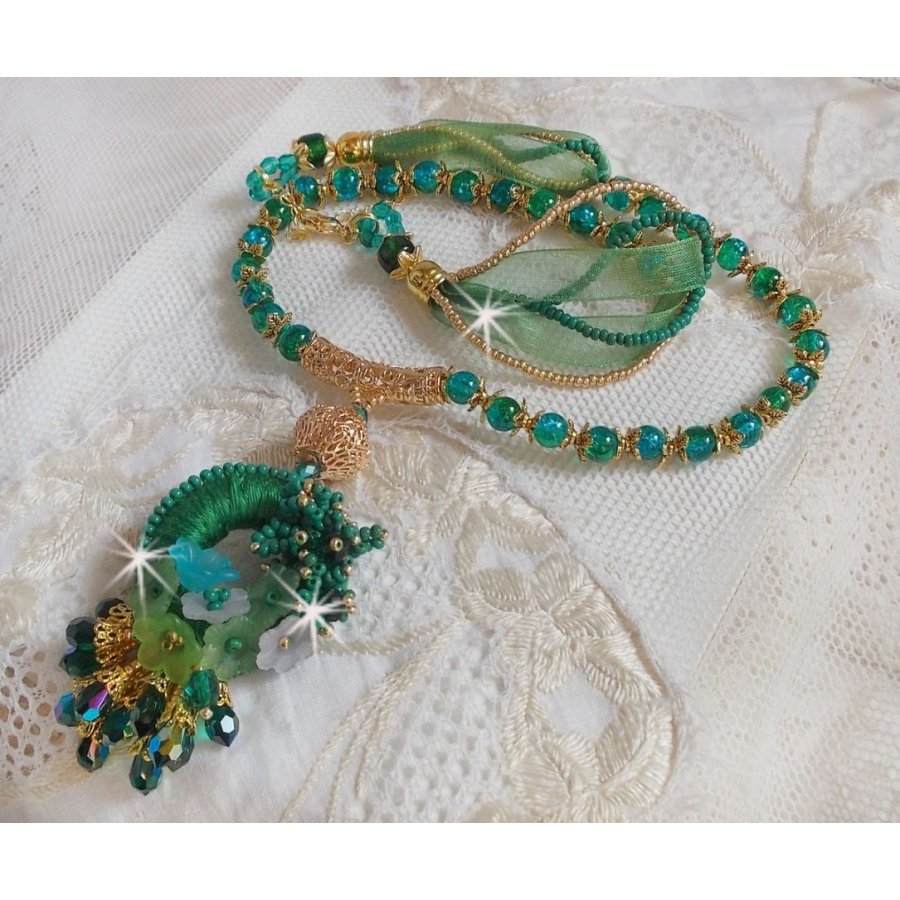 Green Iris halskjede brodert med smaragdgrønn DMC-bomull, Swarovski-krystaller, harpiksperler og frøperler