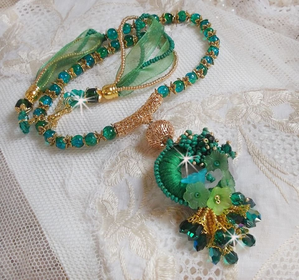 Green Iris halskjede brodert med smaragdgrønn DMC-bomull, Swarovski-krystaller, harpiksperler og frøperler