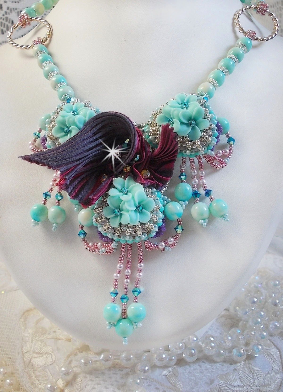 Blue Flowers Haute-Couture halskjede brodert med Swarovski-krystaller, et trøffel / bringebær silkebånd og frøperler