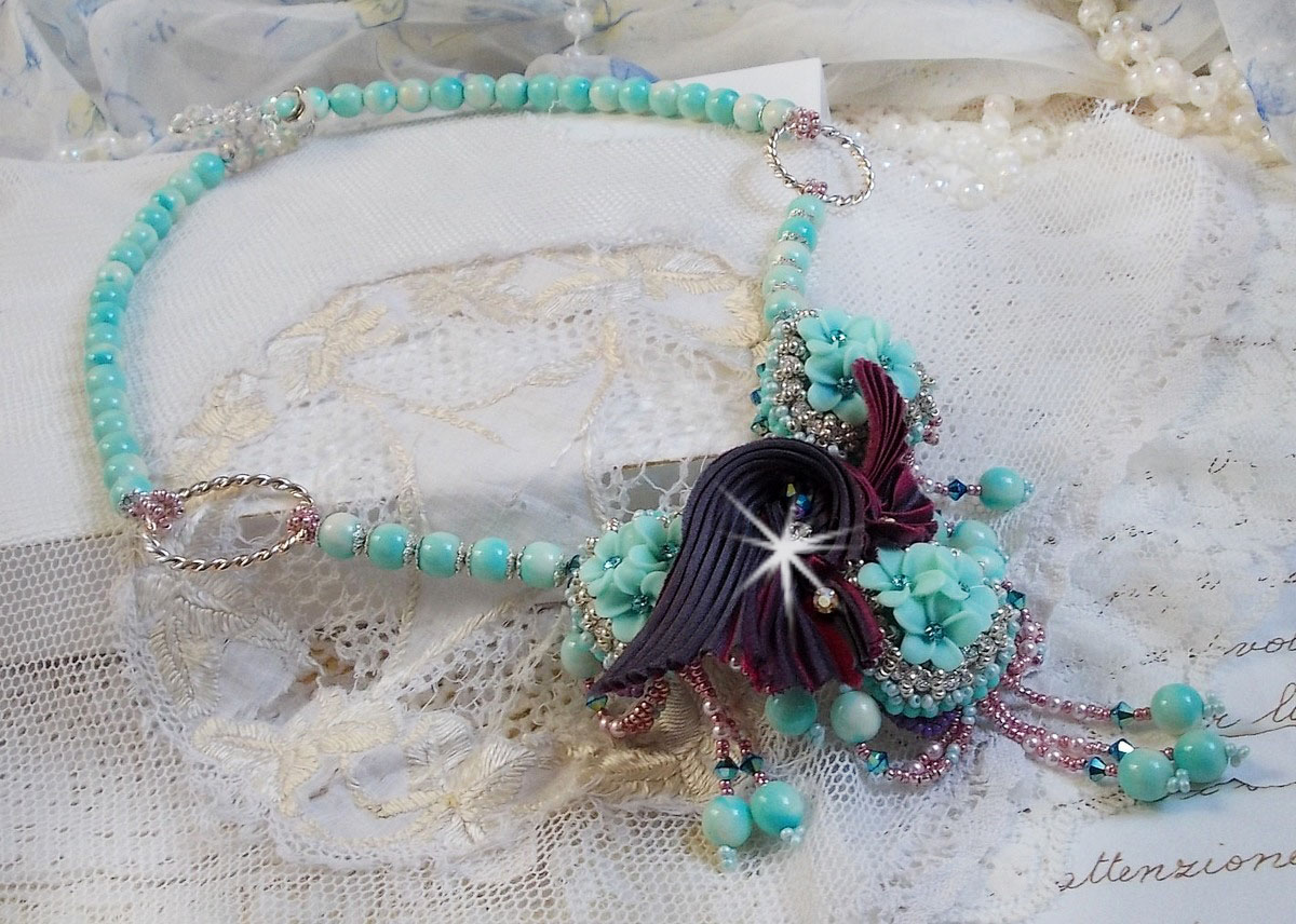Blue Flowers Haute-Couture halskjede brodert med Swarovski-krystaller, et trøffel / bringebær silkebånd og frøperler
