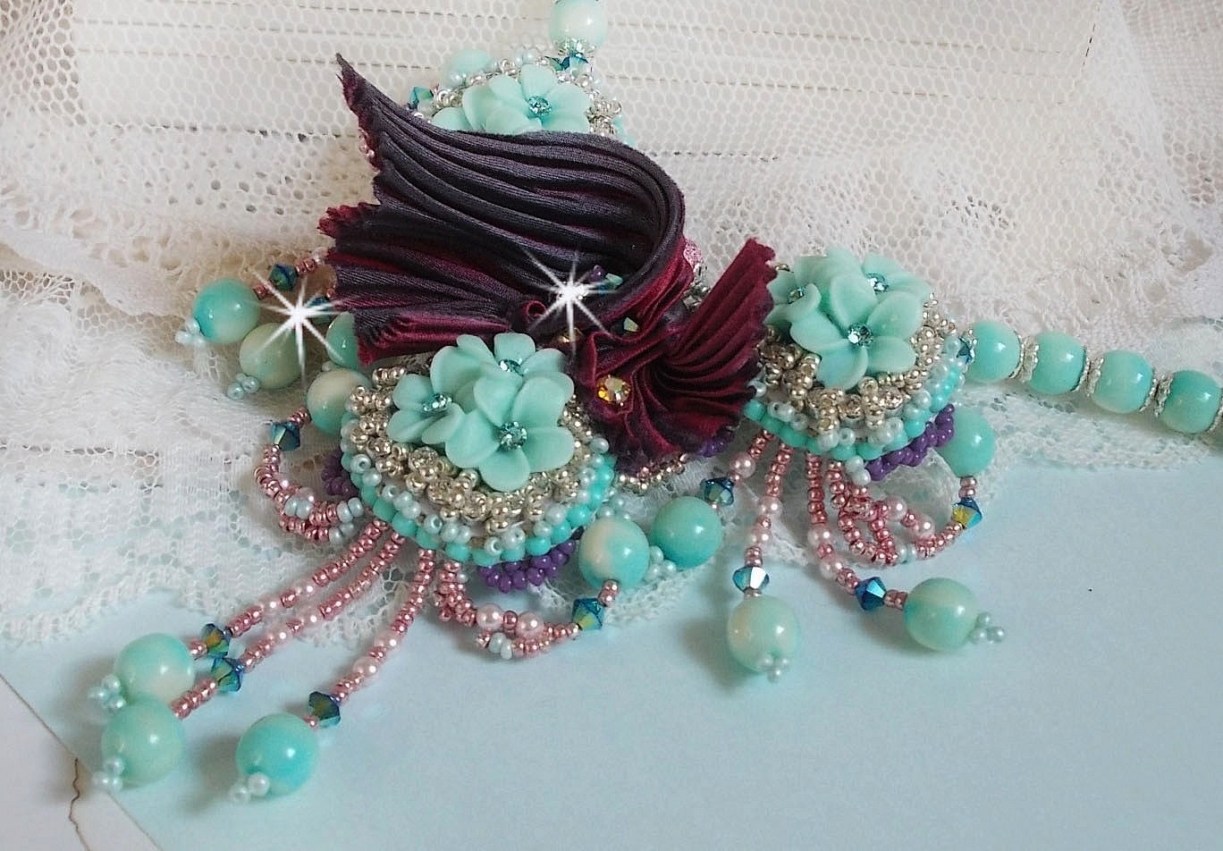 Blue Flowers Haute-Couture halskjede brodert med Swarovski-krystaller, et trøffel / bringebær silkebånd og frøperler