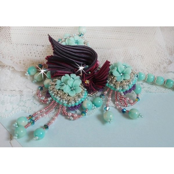 Blue Flowers Haute-Couture halskjede brodert med Swarovski-krystaller, et tr&oslash;ffel / bringeb&aelig;r silkeb&aring;nd og fr&oslash;perler