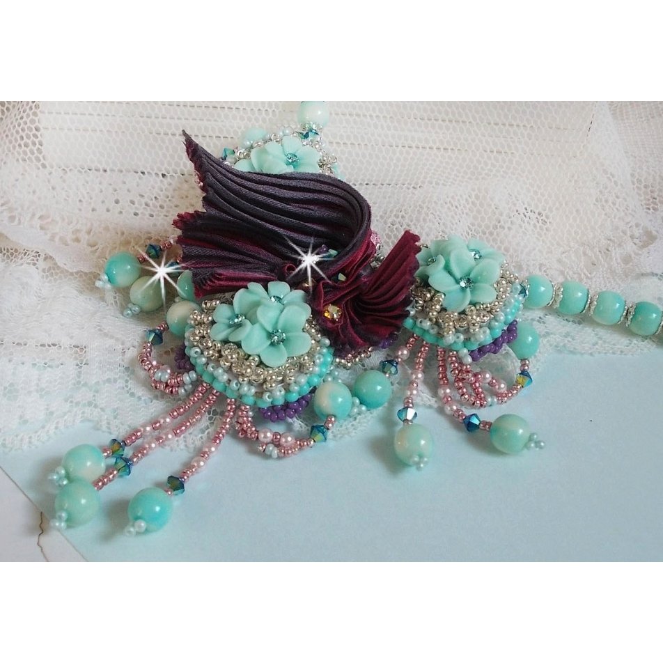 Blue Flowers Haute-Couture halskjede brodert med Swarovski-krystaller, et trøffel / bringebær silkebånd og frøperler