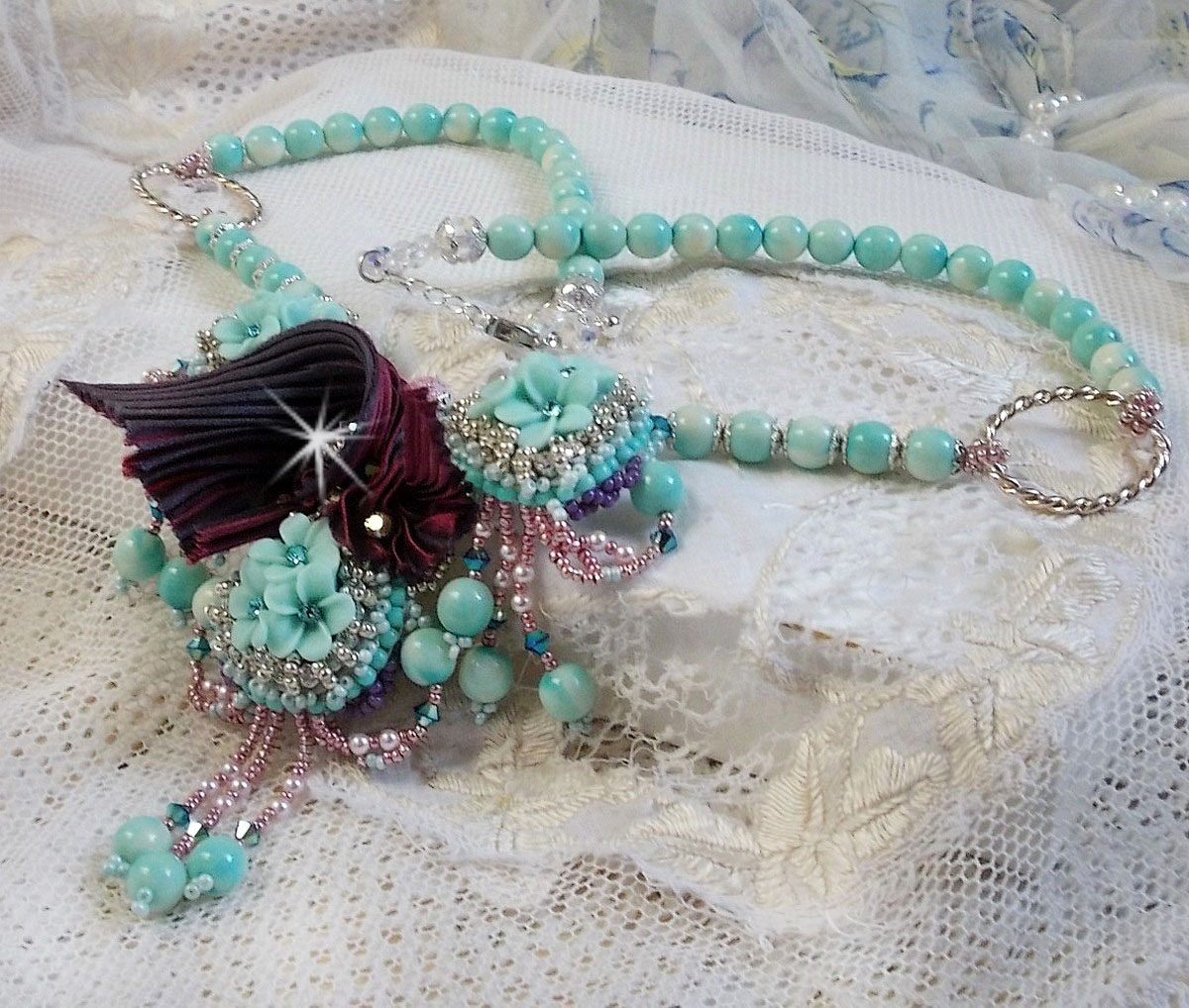 Blue Flowers Haute-Couture halskjede brodert med Swarovski-krystaller, et trøffel / bringebær silkebånd og frøperler