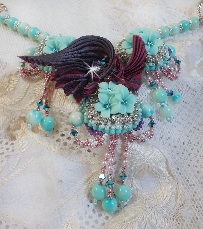 Blue Flowers Haute-Couture halskjede brodert med Swarovski-krystaller, et trøffel / bringebær silkebånd og frøperler