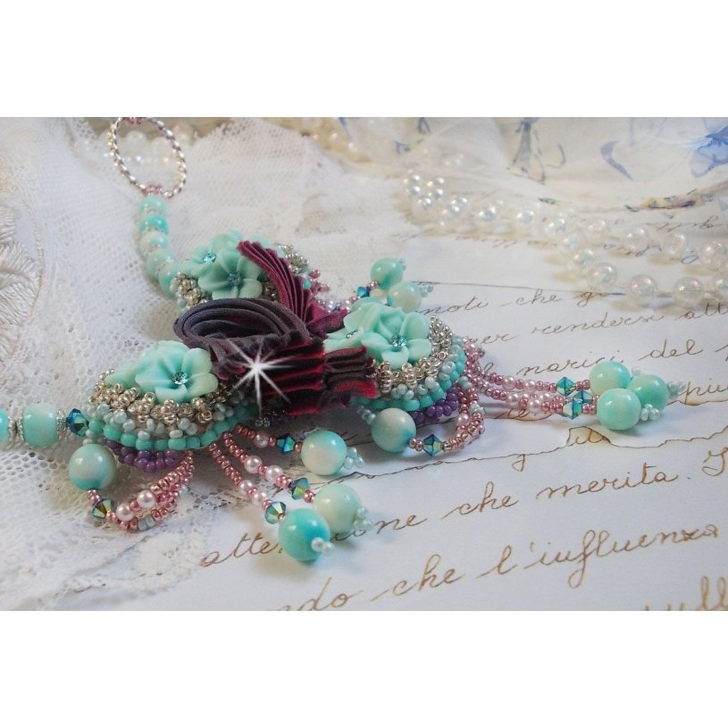 Blue Flowers Haute-Couture halskjede brodert med Swarovski-krystaller, et trøffel / bringebær silkebånd og frøperler