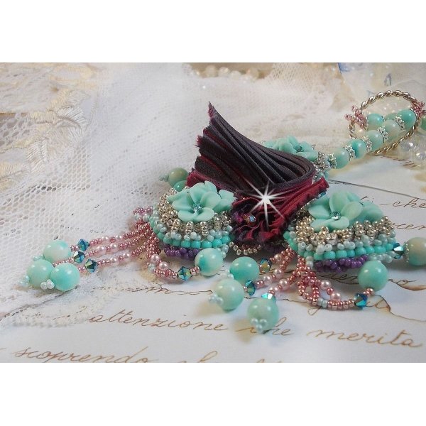 Blue Flowers Haute-Couture halskjede brodert med Swarovski-krystaller, et tr&oslash;ffel / bringeb&aelig;r silkeb&aring;nd og fr&oslash;perler