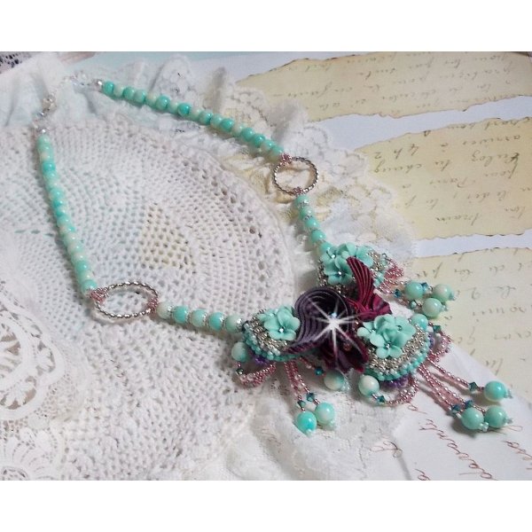 Blue Flowers Haute-Couture halskjede brodert med Swarovski-krystaller, et tr&oslash;ffel / bringeb&aelig;r silkeb&aring;nd og fr&oslash;perler