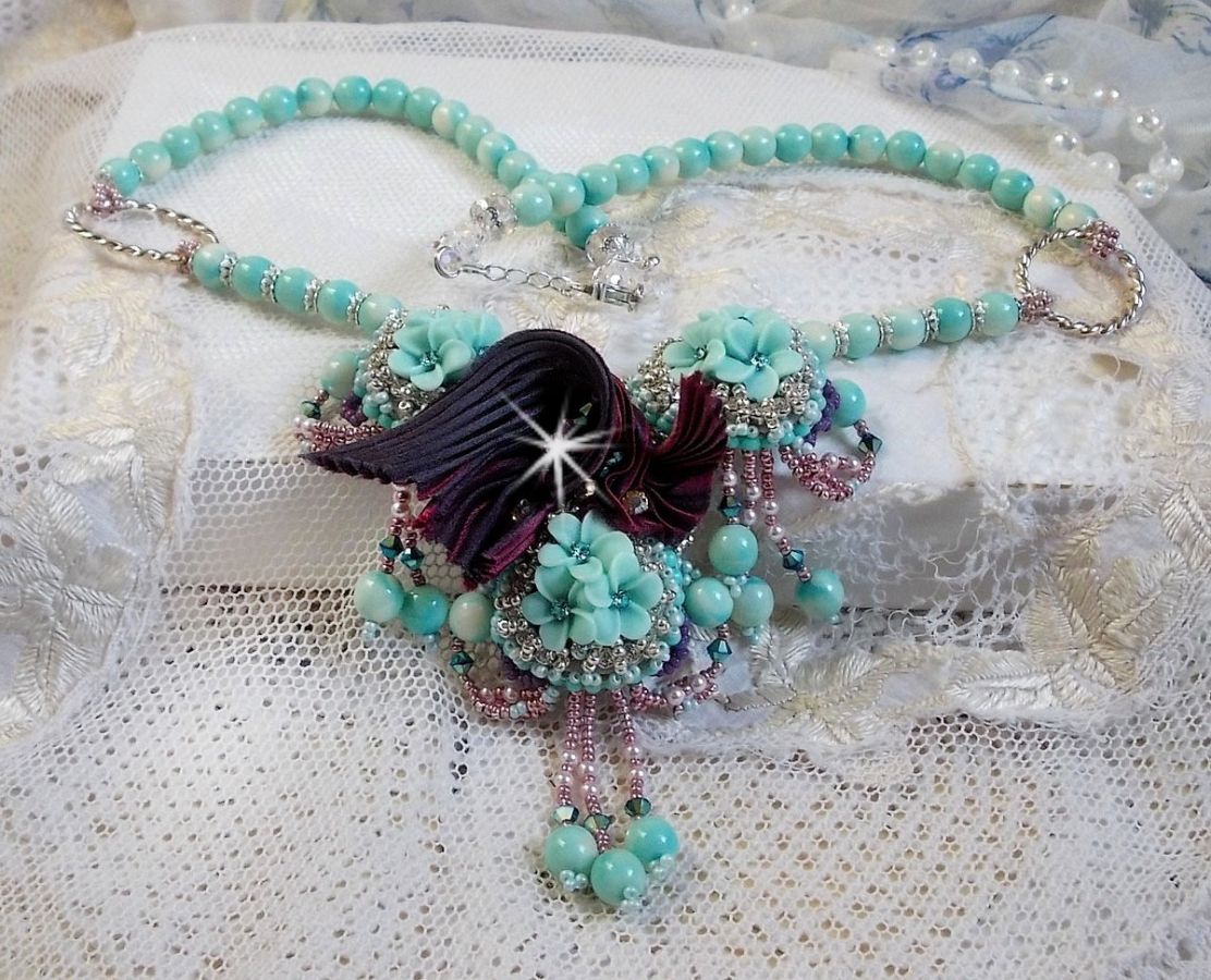 Blue Flowers Haute-Couture halskjede brodert med Swarovski-krystaller, et trøffel / bringebær silkebånd og frøperler