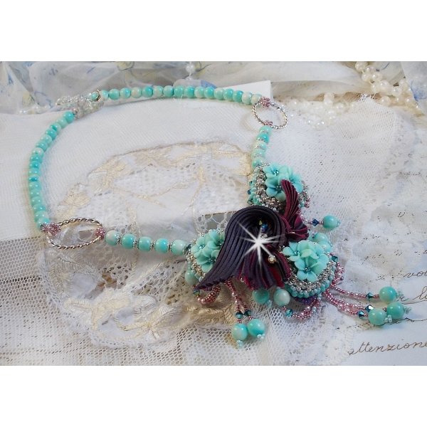 Blue Flowers Haute-Couture halskjede brodert med Swarovski-krystaller, et tr&oslash;ffel / bringeb&aelig;r silkeb&aring;nd og fr&oslash;perler