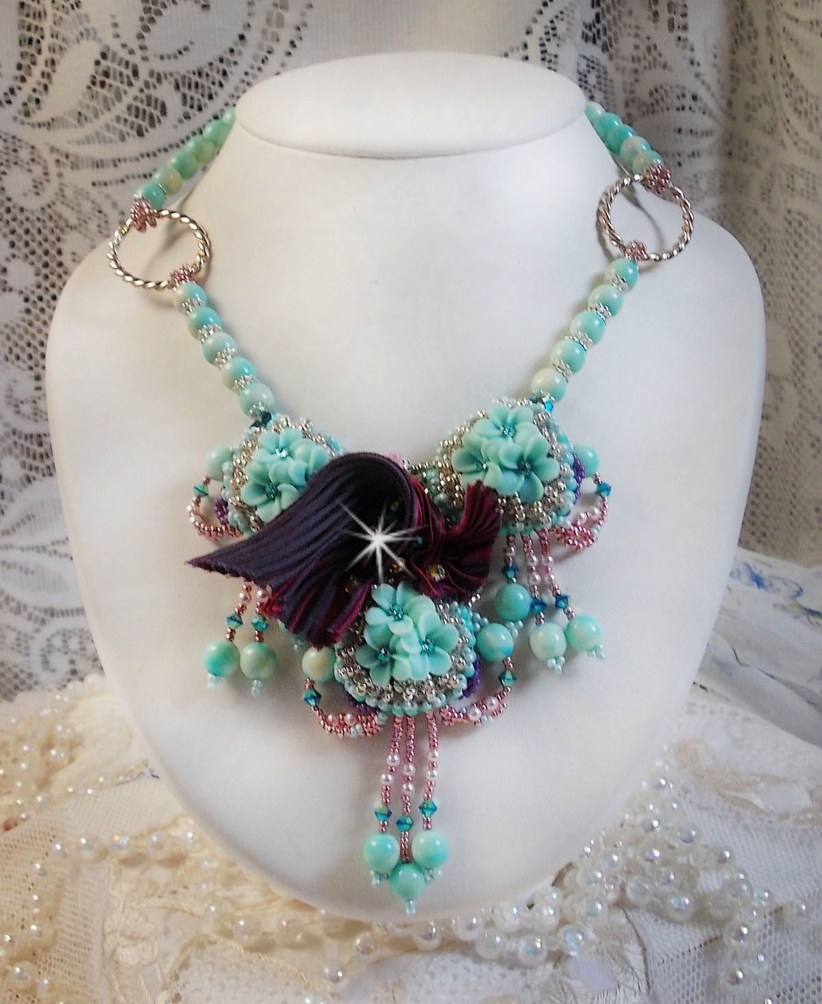 Blue Flowers Haute-Couture halskjede brodert med Swarovski-krystaller, et trøffel / bringebær silkebånd og frøperler