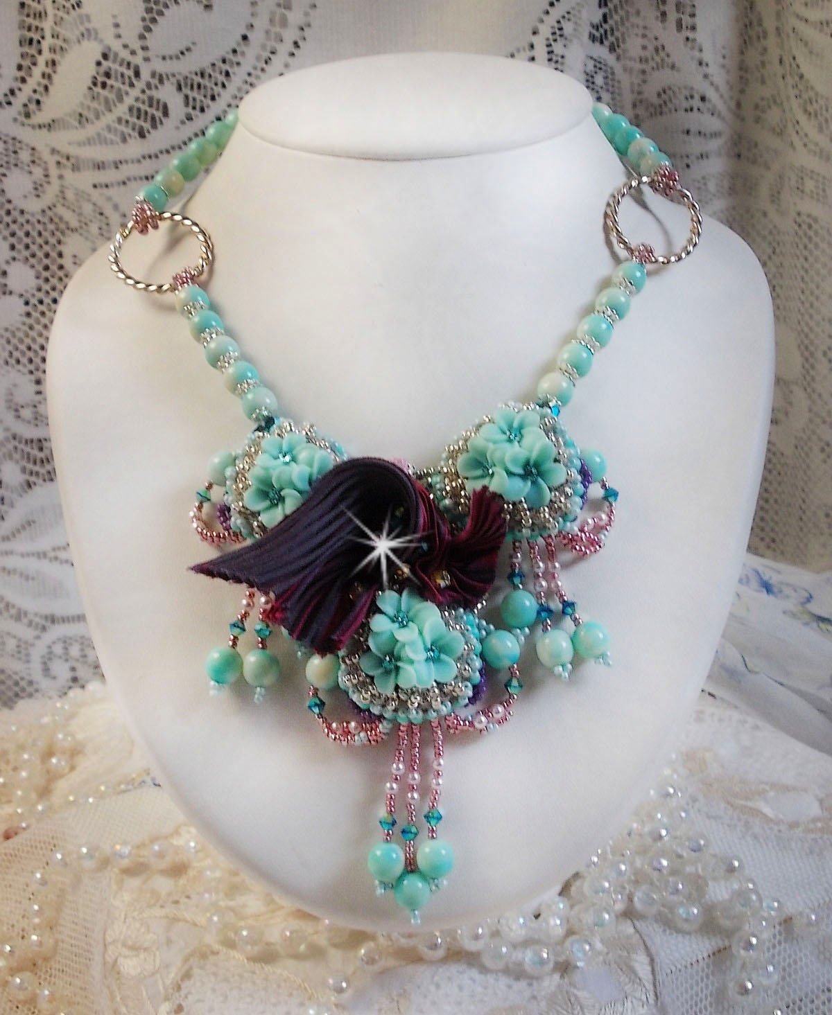 Blue Flowers Haute-Couture halskjede brodert med Swarovski-krystaller, et trøffel / bringebær silkebånd og frøperler