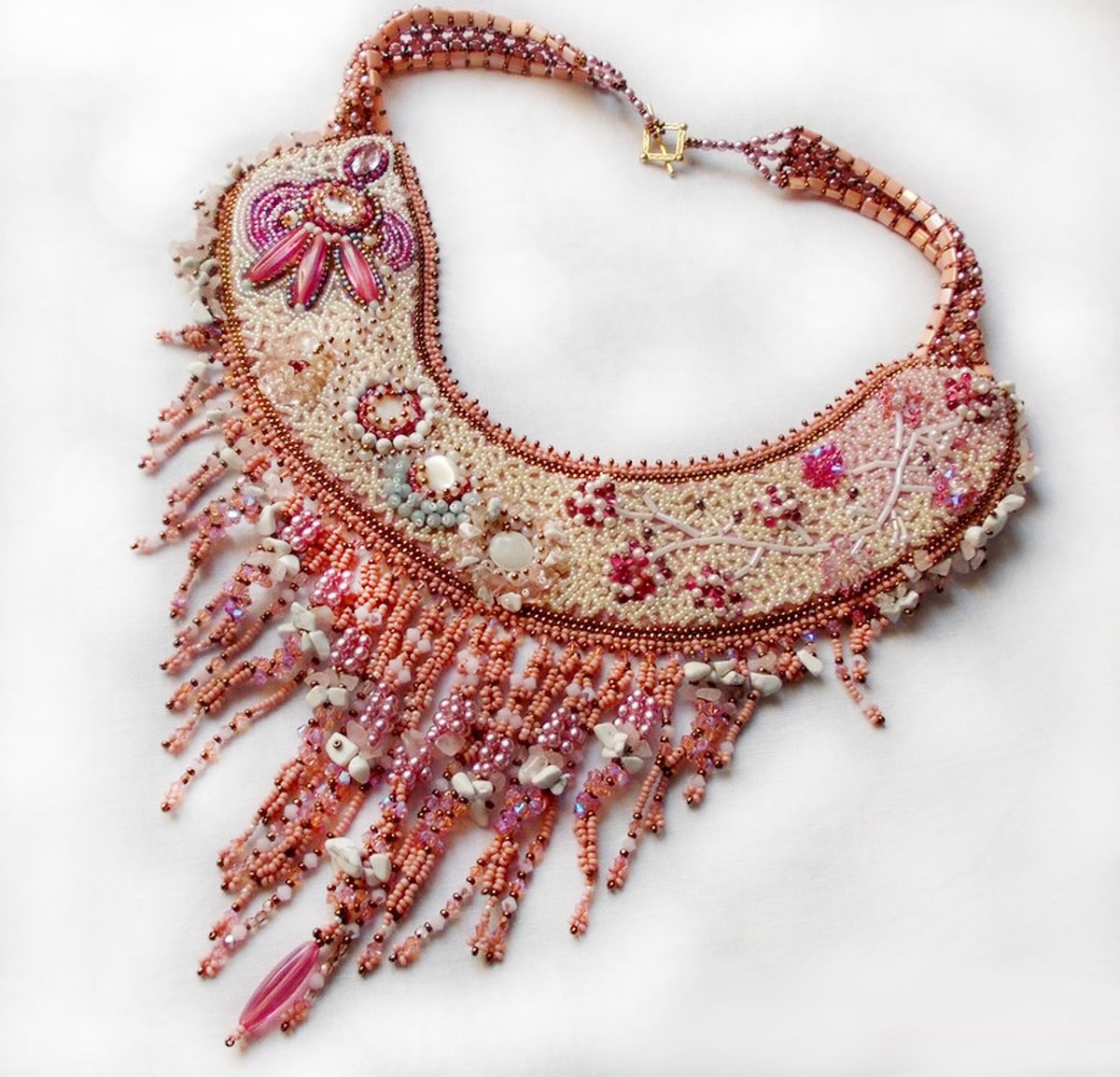 Rose Royale halskjede, brodert med halvedelperler, Swarovski-krystall og forskjellige perler av Haute-Couture-kvalitet