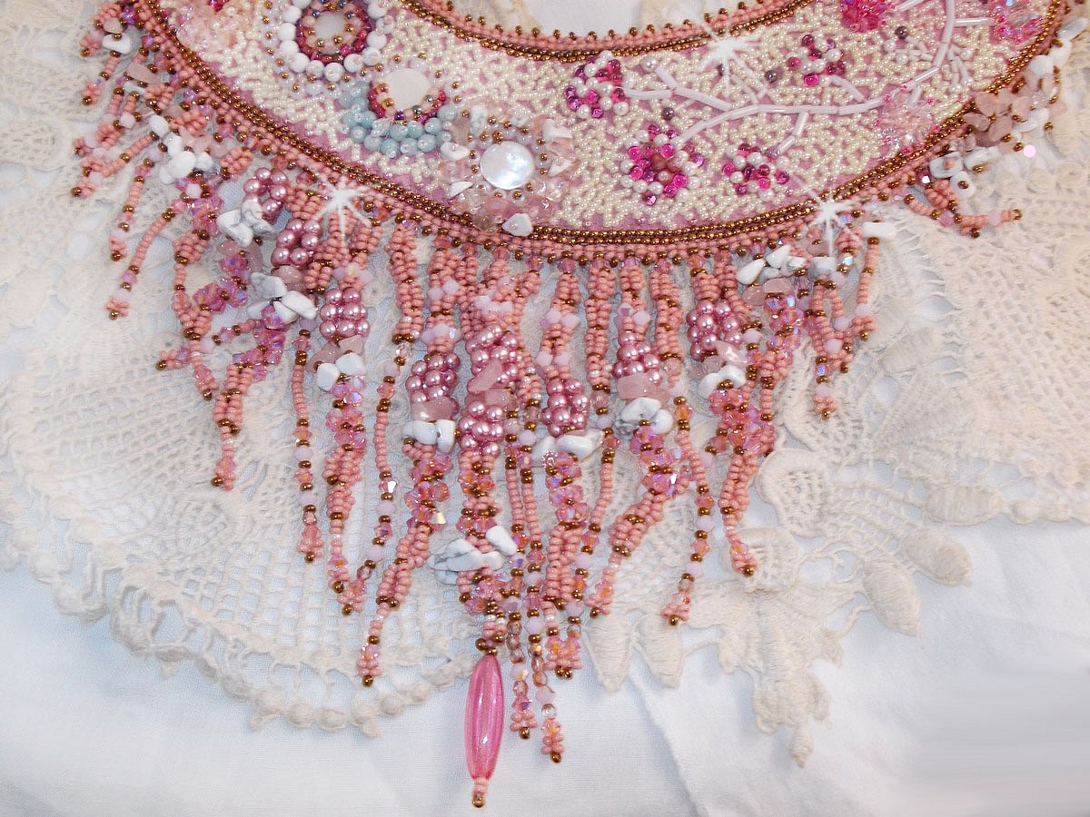 Rose Royale halskjede, brodert med halvedelperler, Swarovski-krystall og forskjellige perler av Haute-Couture-kvalitet