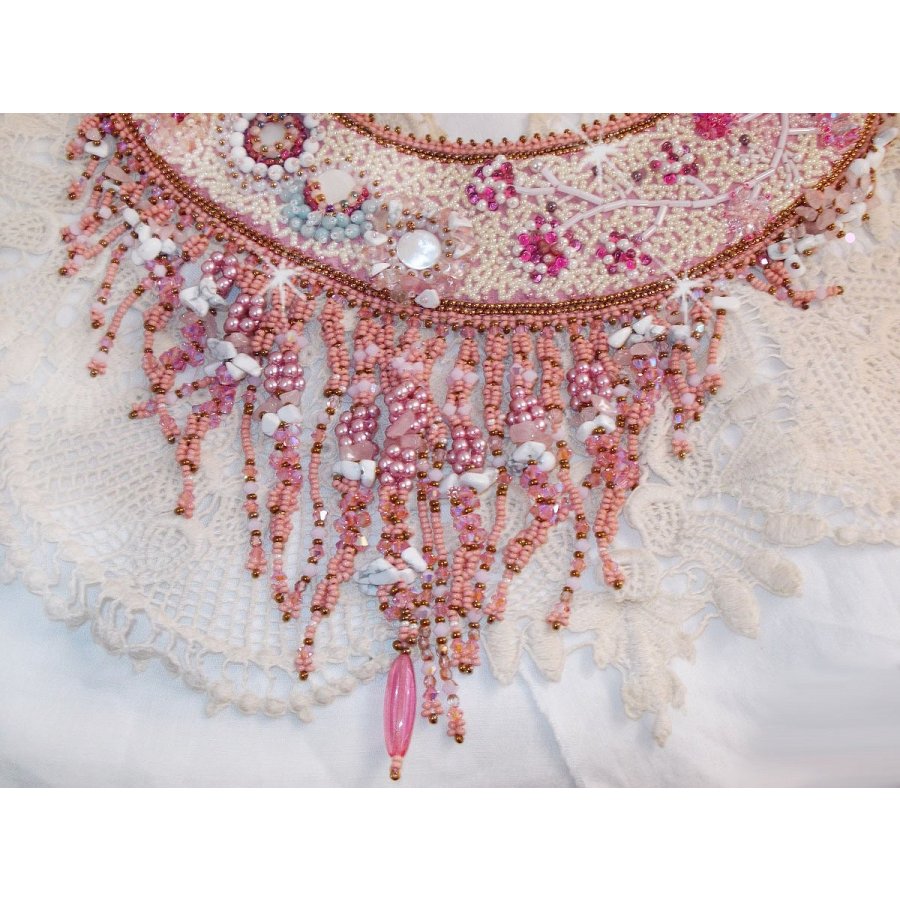 Rose Royale halskjede, brodert med halvedelperler, Swarovski-krystall og forskjellige perler av Haute-Couture-kvalitet