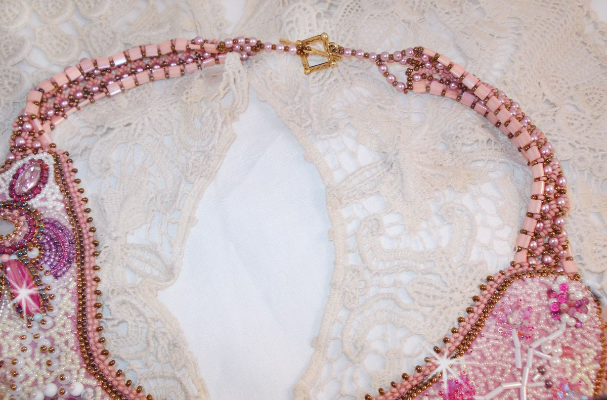 Rose Royale halskjede, brodert med halvedelperler, Swarovski-krystall og forskjellige perler av Haute-Couture-kvalitet