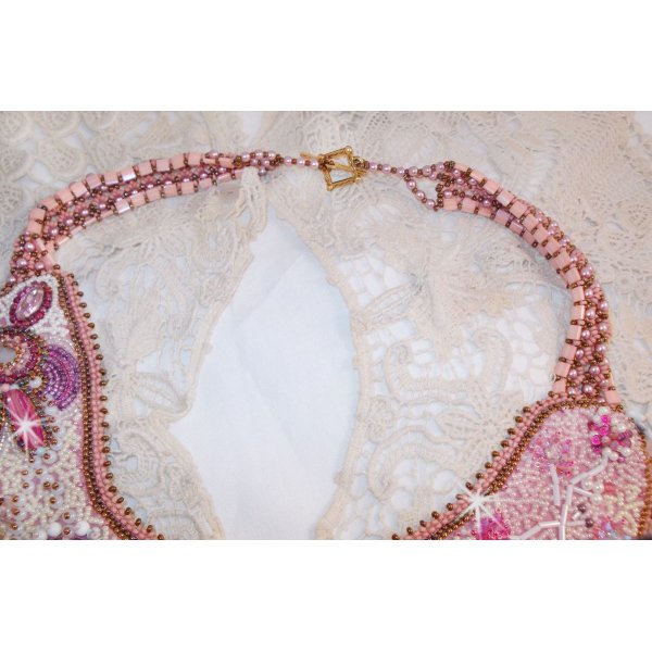 Rose Royale halskjede, brodert med halvedelperler, Swarovski-krystall og forskjellige perler av Haute-Couture-kvalitet