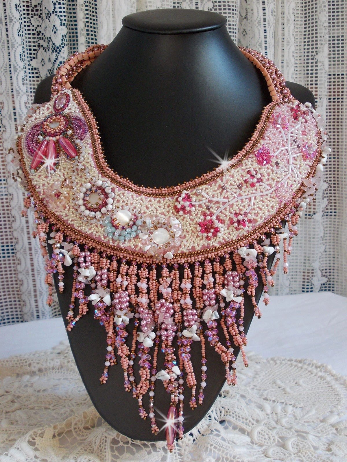 Rose Royale halskjede, brodert med halvedelperler, Swarovski-krystall og forskjellige perler av Haute-Couture-kvalitet