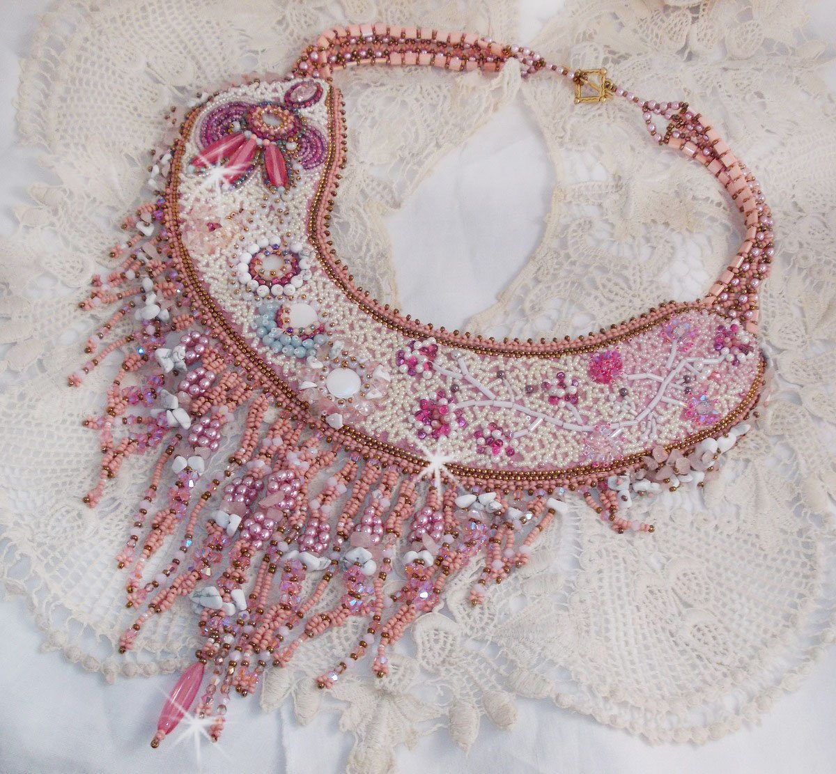 Rose Royale halskjede, brodert med halvedelperler, Swarovski-krystall og forskjellige perler av Haute-Couture-kvalitet