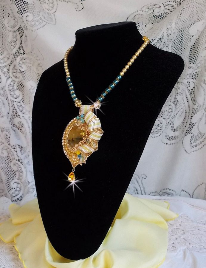 Haute-Couture Sunflower Gold anheng brodert med 24 karat gullbelagte frøperler, en Madagaskar opal og Swarovski krystaller.