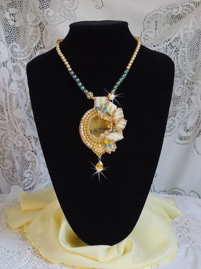 Haute-Couture Sunflower Gold anheng brodert med 24 karat gullbelagte frøperler, en Madagaskar opal og Swarovski krystaller.
