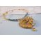 Haute-Couture Sunflower Gold anheng brodert med 24 karat gullbelagte frøperler, en Madagaskar opal og Swarovski krystaller.