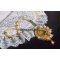 Haute-Couture Sunflower Gold anheng brodert med 24 karat gullbelagte frøperler, en Madagaskar opal og Swarovski krystaller.