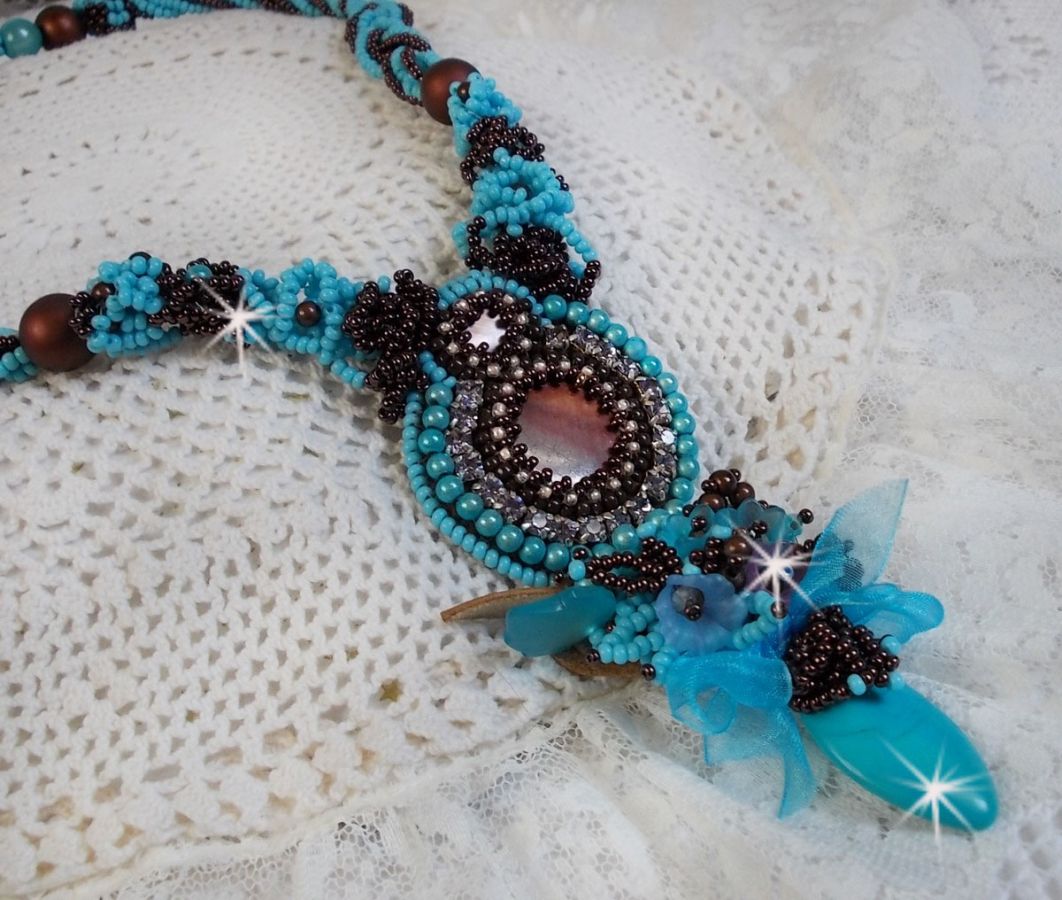 Haute-Couture turkis halskjede brodert med Swarovski-krystaller og halvedelstener