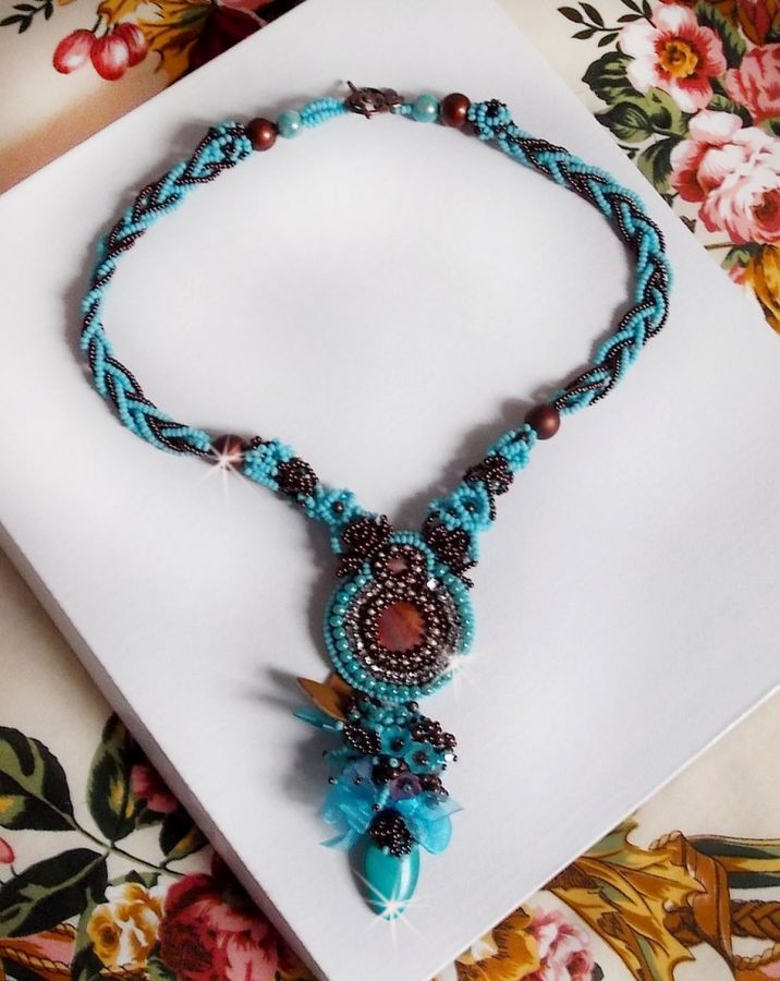 Haute-Couture turkis halskjede brodert med Swarovski-krystaller og halvedelstener