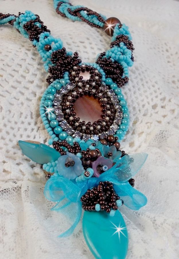Haute-Couture turkis halskjede brodert med Swarovski-krystaller og halvedelstener
